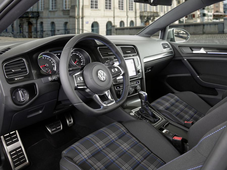 Интерьер Volkswagen Golf GTE 5-Door 2014 года  (фото 31 из 45)